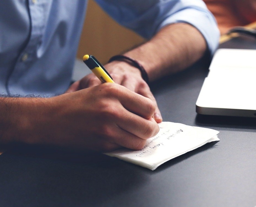 Asesor financiero con experiencia escribiendo y con el portátil